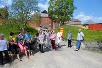 Bussia odotamassa Hämeenlinnan ulkopuolella